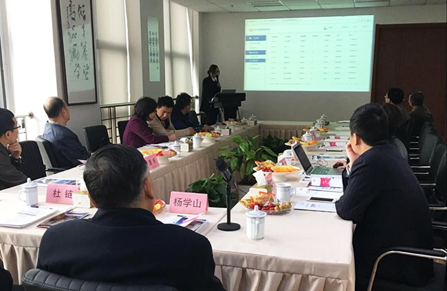 工信部原副部长杨学山听取6686体育海洋副总经理王路燕对6686体育“数据基因系统”的整体介绍和现场操作演示